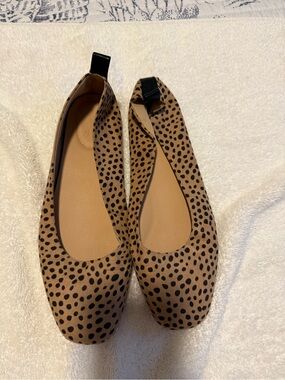 Universal Thread Tan Cheetah Print Ballet Flats with Black Tabs